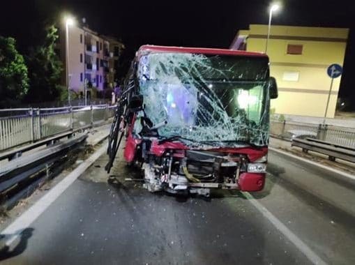 Dramma nella notte, autista di bus colto da malore si schianta contro auto in sosta e muore