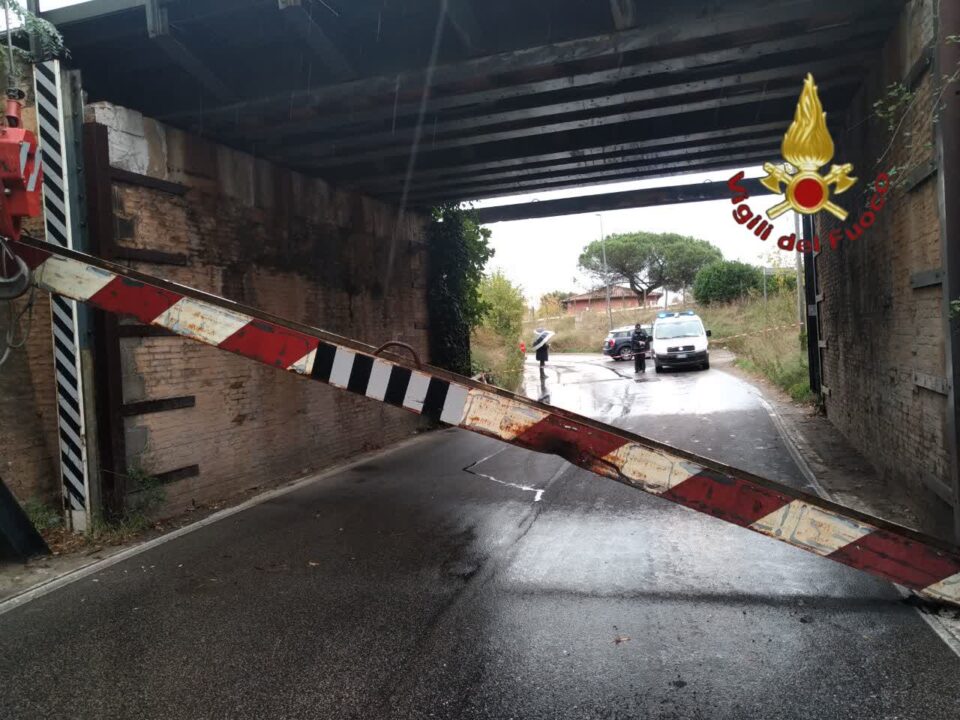 Ponte della ferrovia crollato a Capannelle. E traffico impazzito