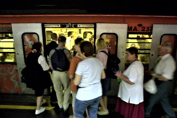 spray al peperoncino nella metro