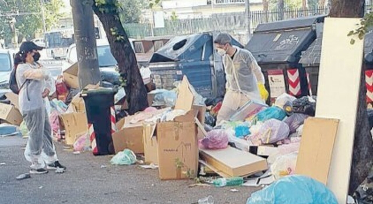 Ama, metà della flotta è fuori uso. E gli imballaggi natalizi restano in strada