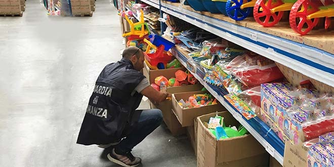 Natale tarocco, sequestrati giochi e luminarie insicuri per migliaia di euro