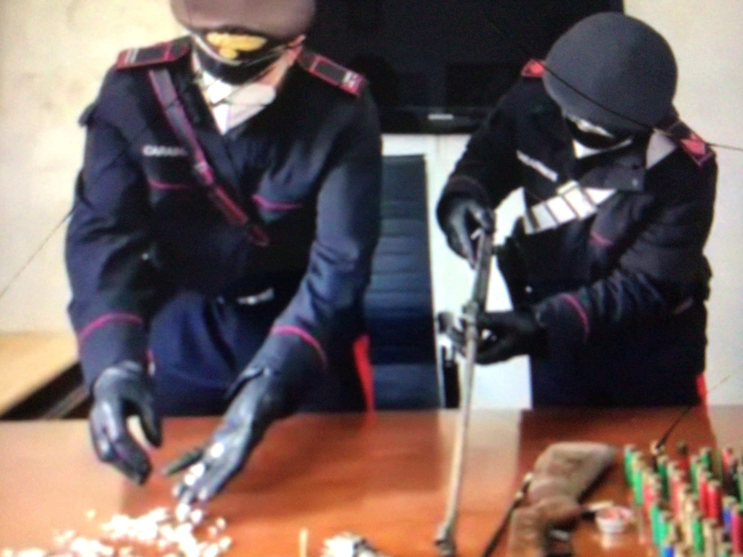 Armi e droga, maxi blitz dei Carabinieri alle case popolari di Ostia