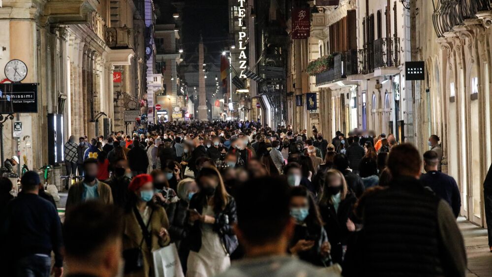 Anche a Roma mascherine all’aperto dal 4 dicembre nelle zone della movida