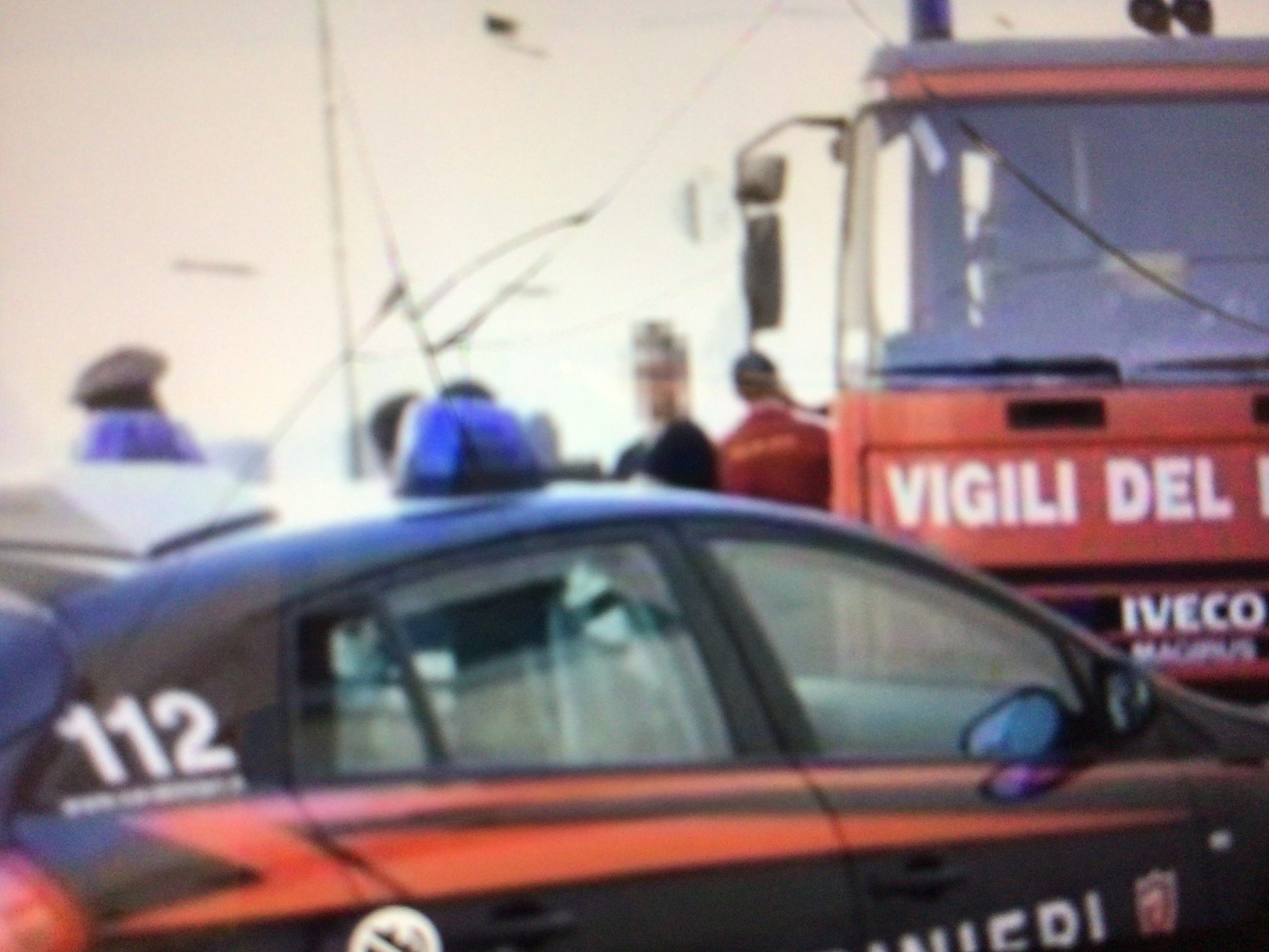 Congolese sorpreso a bruciare rifiuti pericolosi in strada. Arrestato