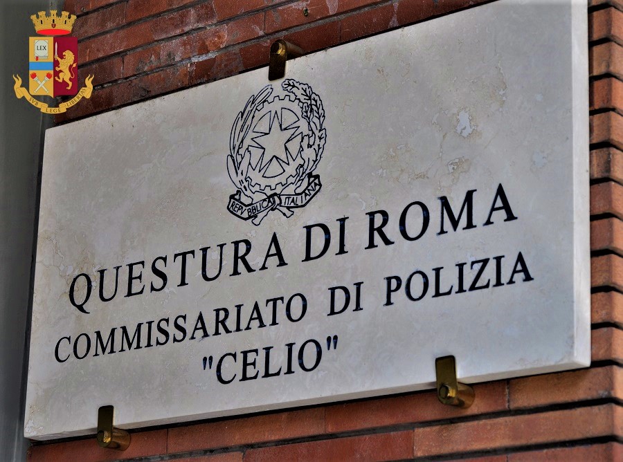 Straniero tenta di rubare in casa del poliziotto: che se ne accorge e lo arresta