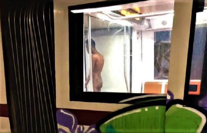 Nudo alla Metro. Un altro immigrato ubriaco dà spettacolo. Ma la polizia controlla i green pass…
