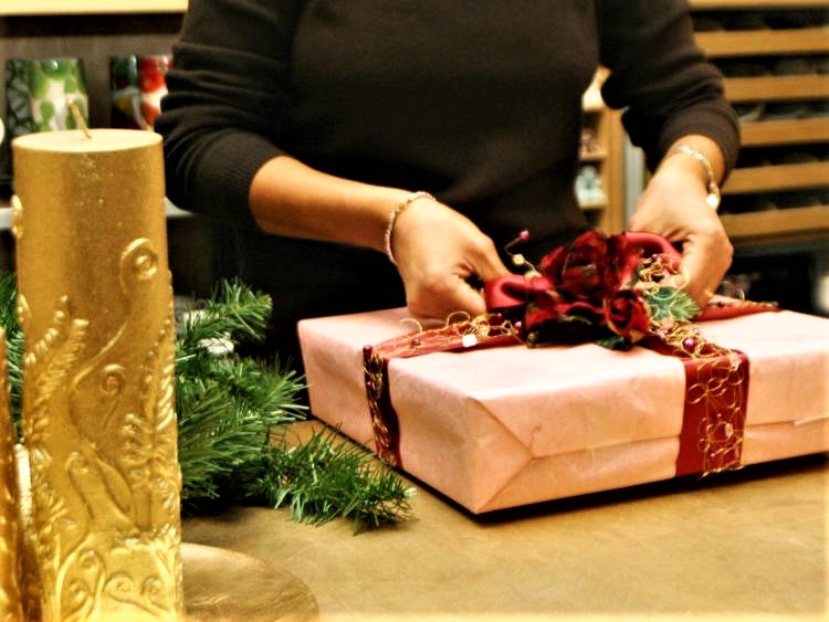 Sarà il Natale più salato degli ultimi anni ma gli italiani non rinunciano a fare i regali