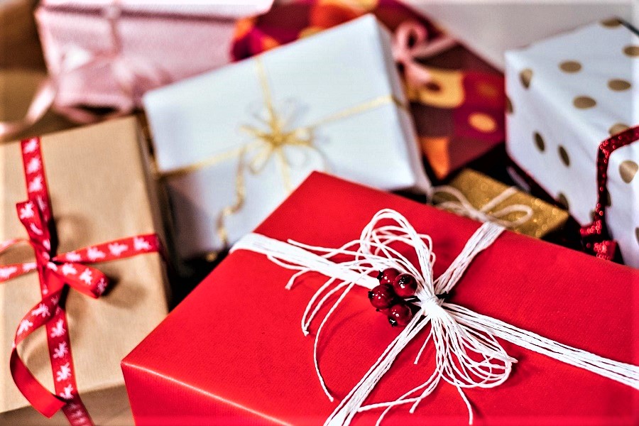 Regali di Natale, ecco le istruzioni per riciclare in modo corretto i pacchetti