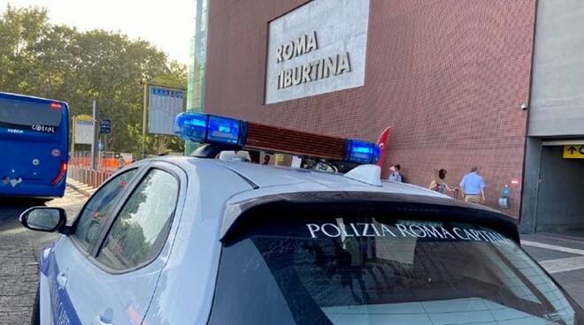 Nigeriano aspetta la sua vittima alla fermata del bus e lo aggredisce a calci e pugni