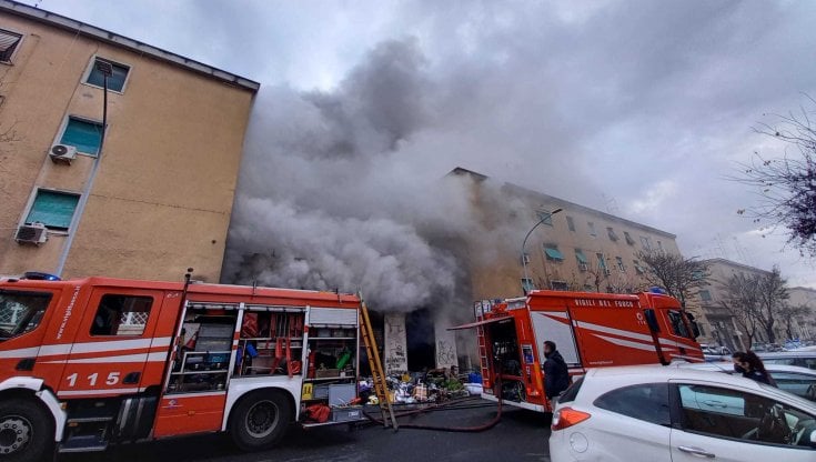 Brucia un ex panificio occupato al Tufello, salvato un 56 enne dai pompieri
