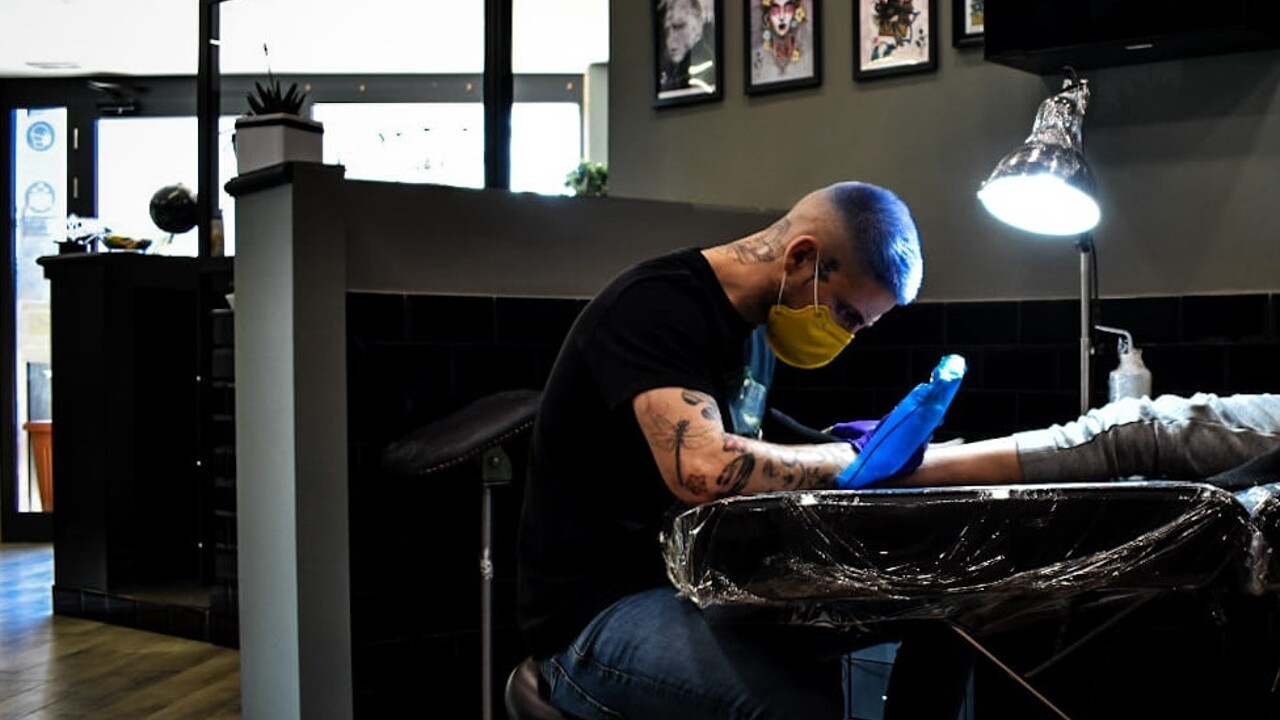 Manuel, il tatuatore di Anzio morto sullo snow. Il dolore della ragazza e degli amici