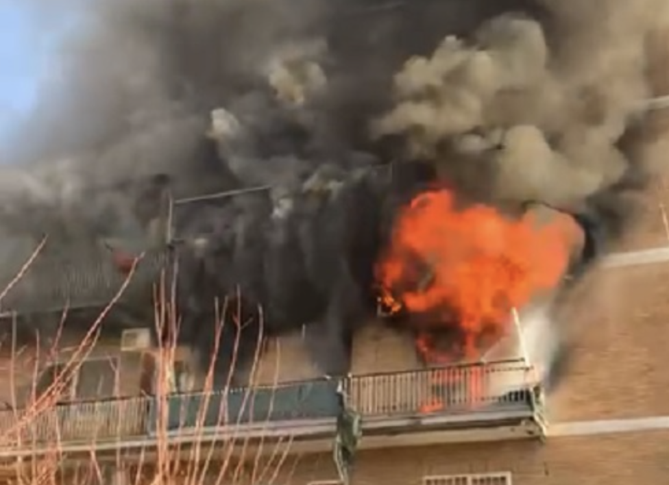 Roma brucia: due incendi a via dei Banchi Vecchi, palazzina in fiamme a Ciampino