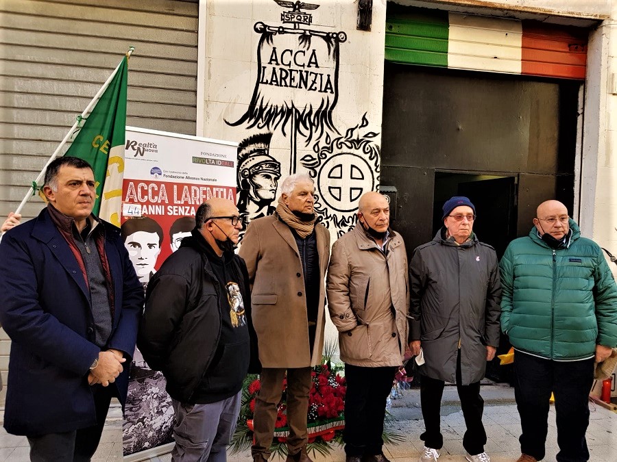 Acca Larenzia, Gramazio e Baldoni depongono una corona di fiori sul luogo dell’eccidio comunista