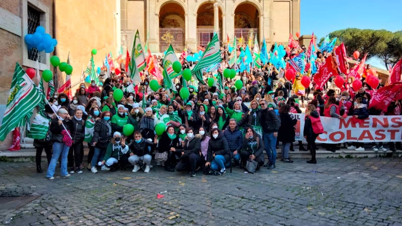 Mense scolastiche, le cuoche incrociano le braccia