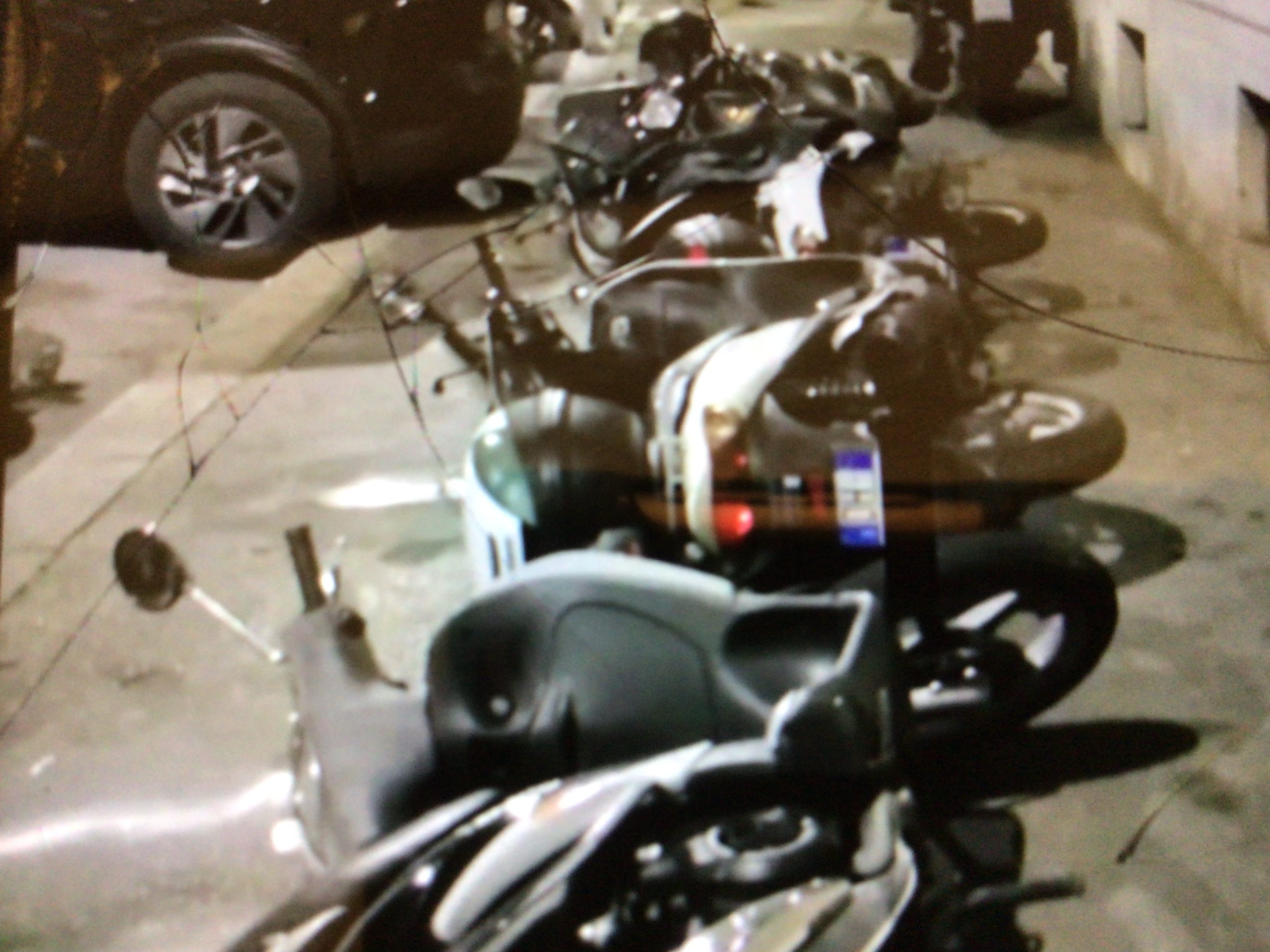 Vandalo in azione a Balduina. Danneggiati decine di scooter e auto