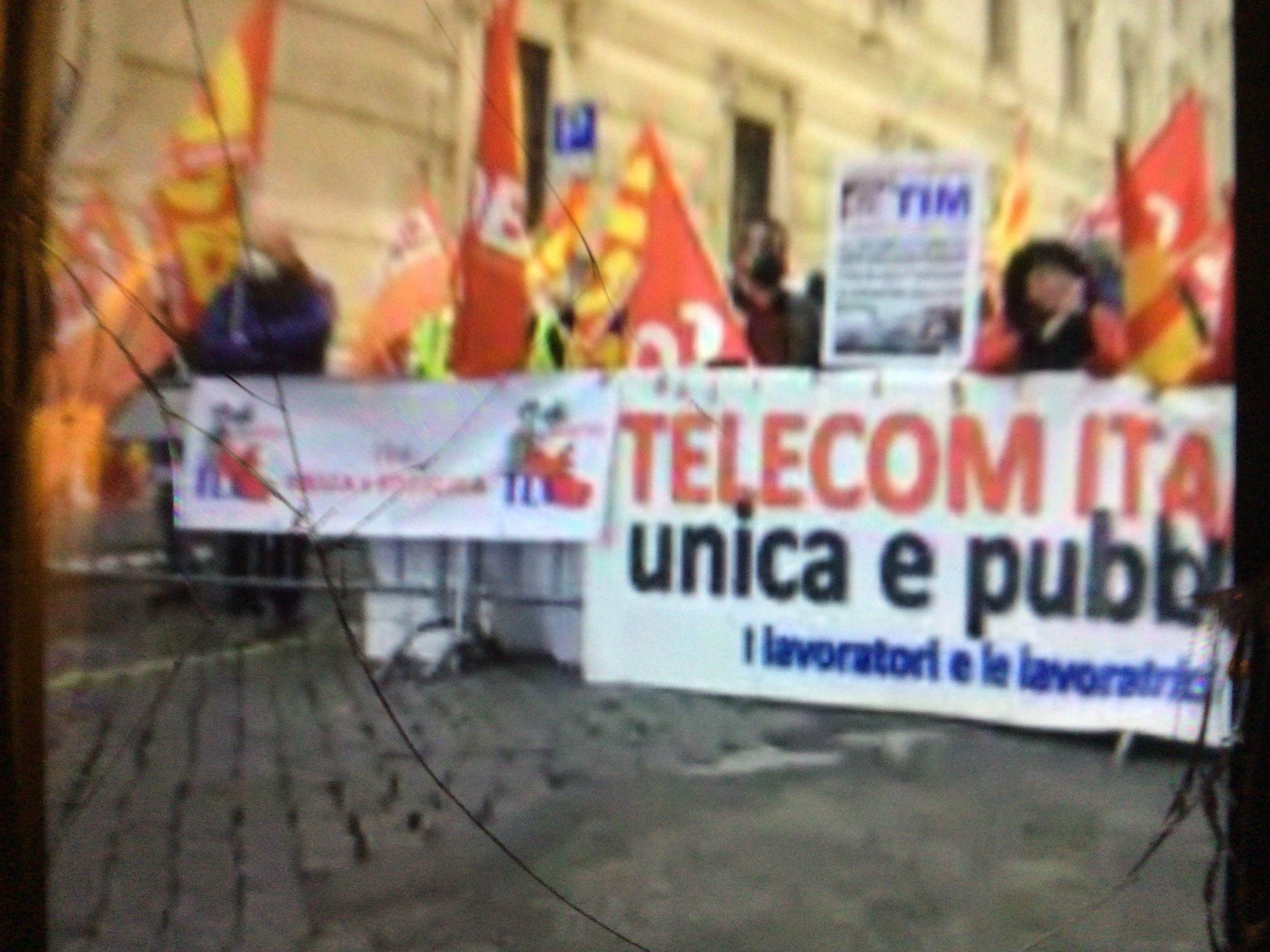 Tim, lavoratori in protesta e presidio Cobas al Ministero