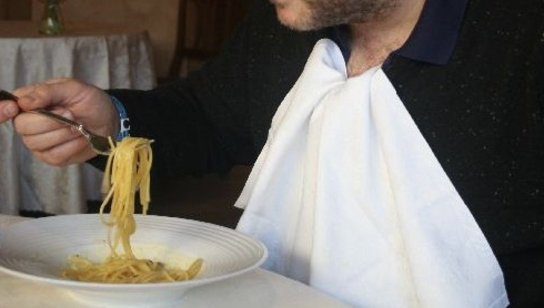 Mangia ostriche e champagne con la fidanzata, poi non paga il conto. ‘Sono il figlio di Fasciani’