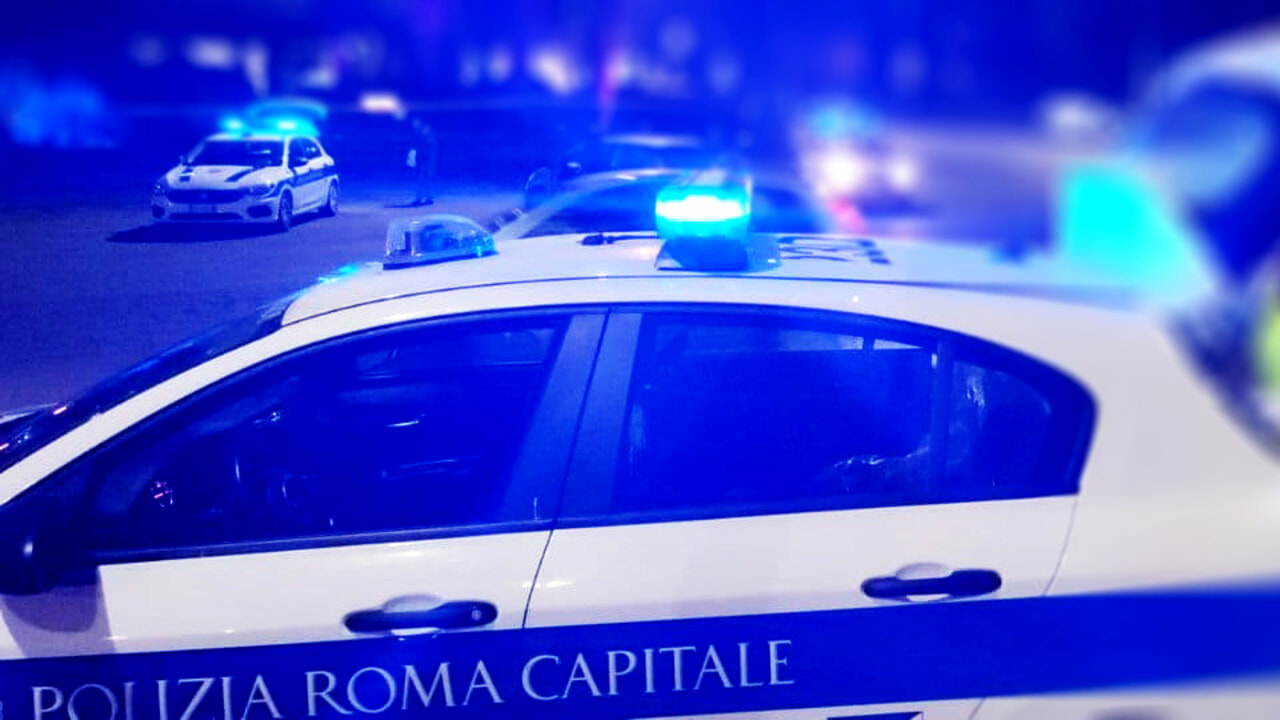 Con l’auto contro il cartellone pubblicitario: muore 41enne a Tor Bella Monaca