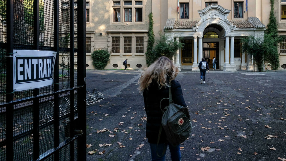 Licei romani, fioccano le domande di iscrizione respinte. Colpa del covid e del boom demografico in periferia