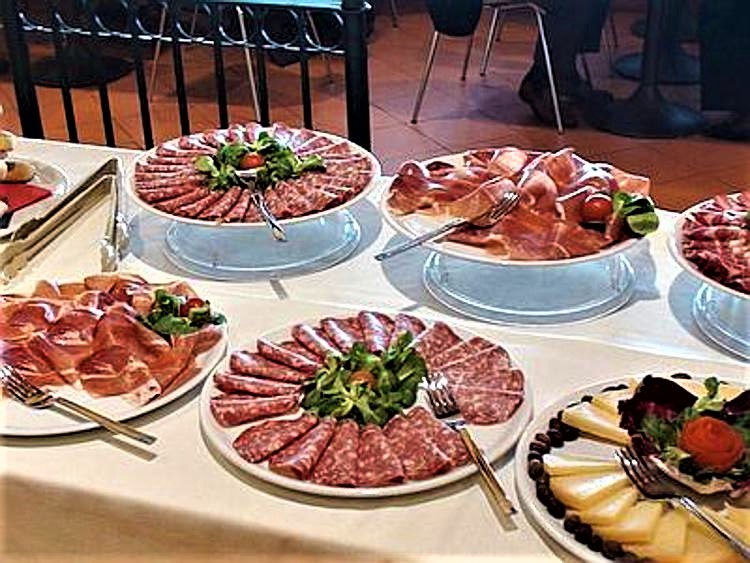 Attacco della Ue a carni e salumi italiani. C’è Bruxelles dietro il business del cibo sintetico