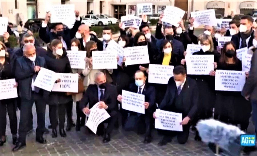 Flashmob della Lega a Montecitorio per contrastare il caro-bollette
