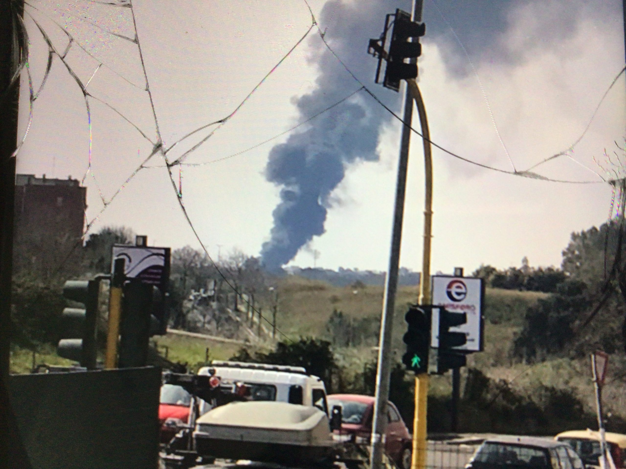 Mega incendio nella zona ex Alitalia, su Roma coltre di fumo nero