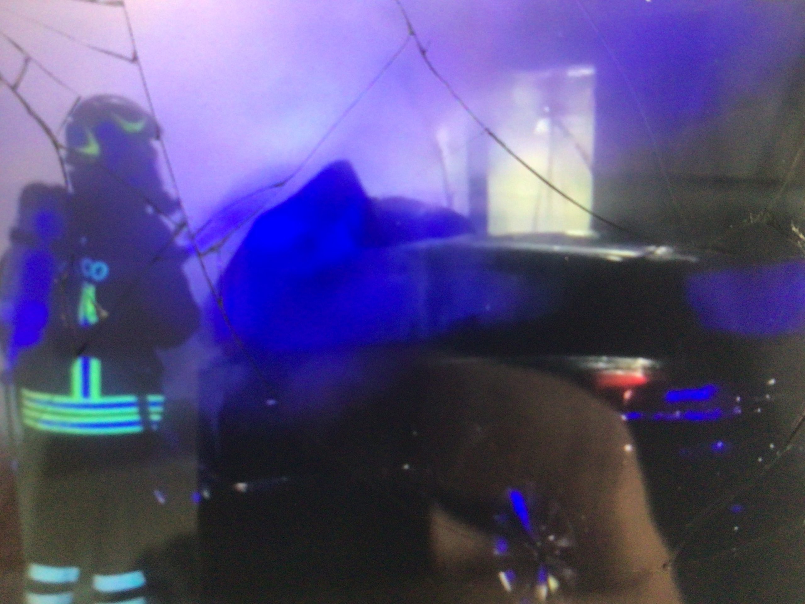 Schianto all’alba tra bus e auto, nel rogo muore un uomo