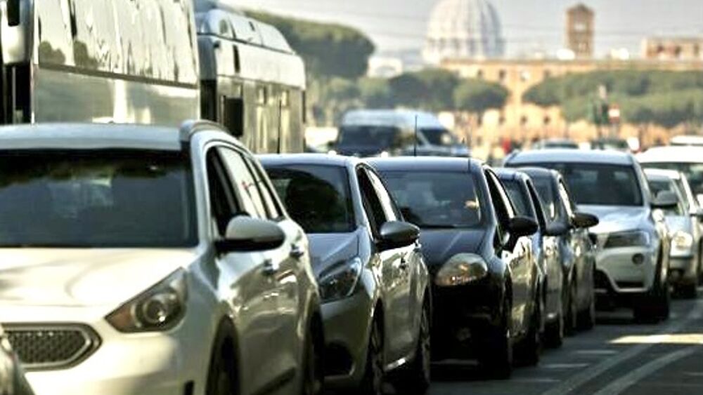 Mobilità, Roma sempre maglia nera per numero di auto e traffico privato
