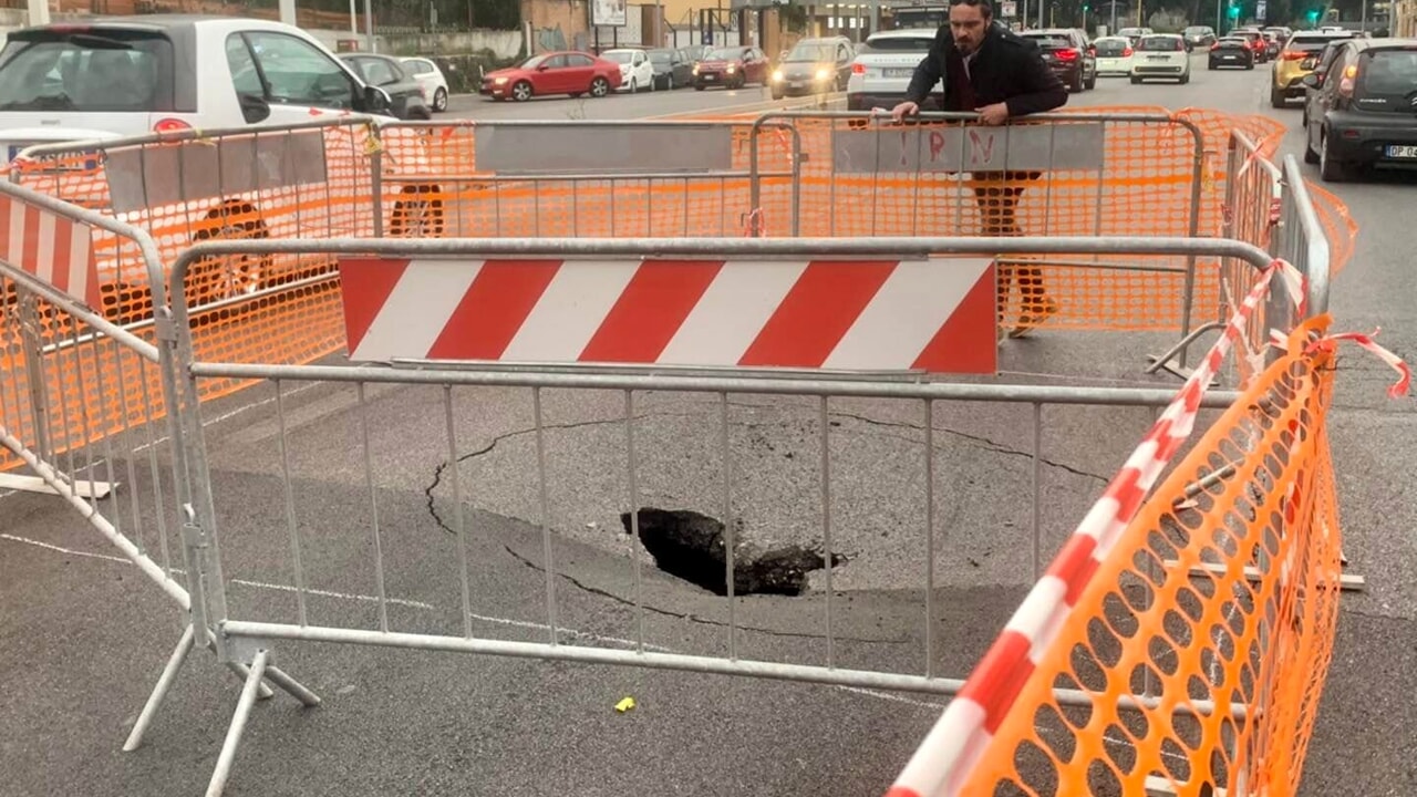 Voragine, stavolta tocca alla Flaminia. E il traffico impazzisce