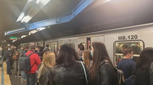 Metro come una lumaca. Attese lunghe e pochi treni