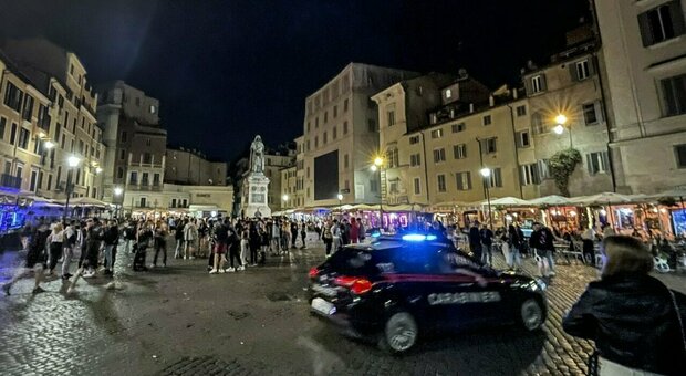Movida, nei controlli del sabato sera identificate oltre 450 persone. Un giovane saltava su una macchina come una scimmia