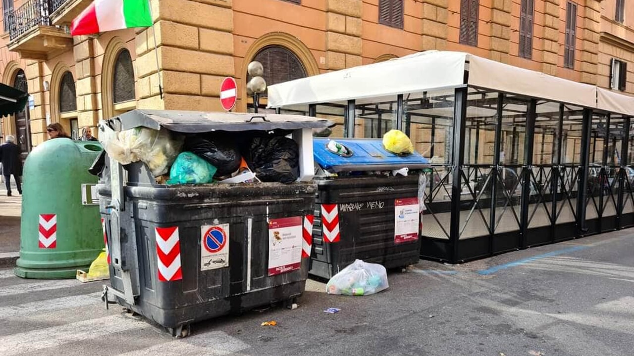 Degrado Capitale. Tra cassonetti in mezzo alla strada e Dehors sulle strisce blu