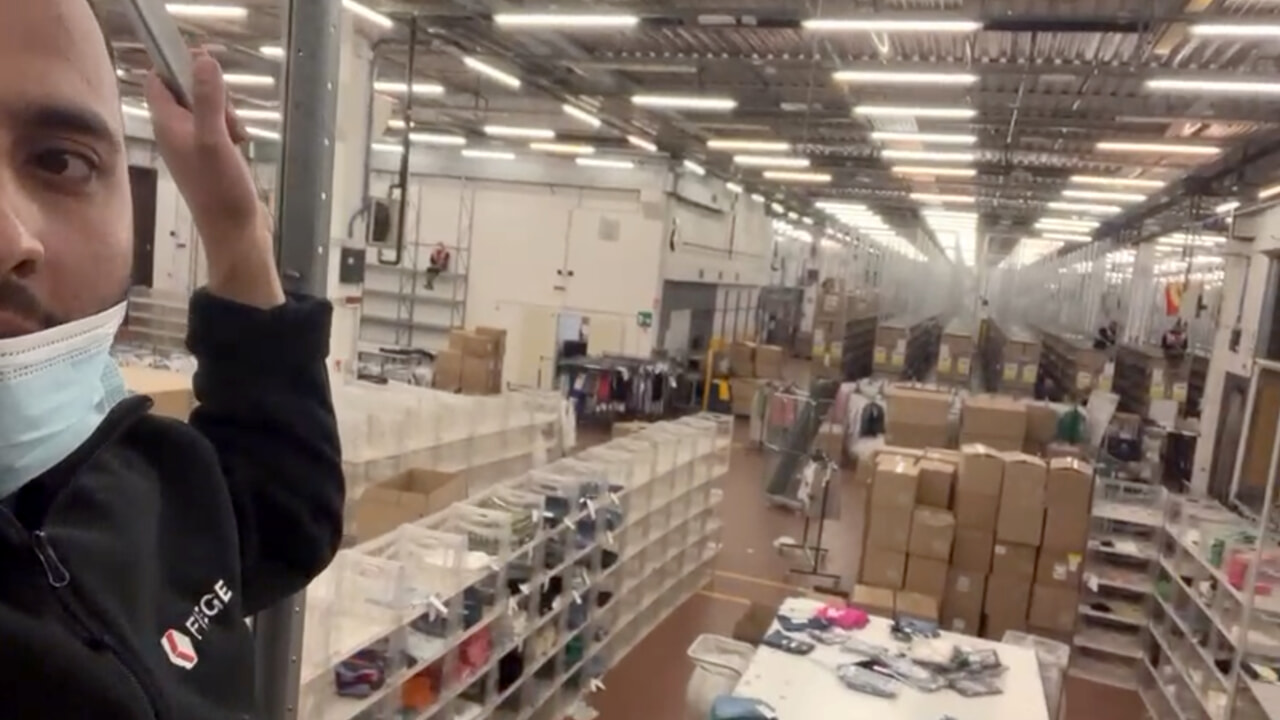 Zara, protesta clamorosa. I lavoratori della logistica minacciano di gettarsi dagli scaffali