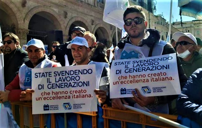 Migliaia di balneari in piazza a Roma contro la “legge vergogna” del governo