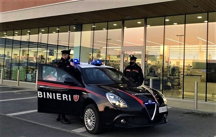 carabinieri al supermercato (2)
