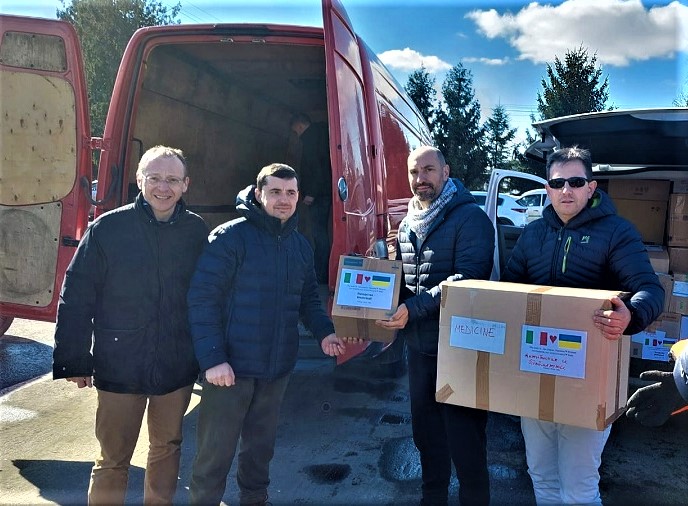 Missione compiuta: esponenti di Fratelli d’Italia tornano dal confine ucraino con 21 profughi