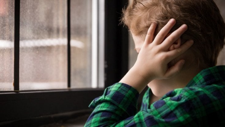 Il piccolo Luca torna a scuola. E per le maestre che deridevano il bimbo autistico ora sono guai