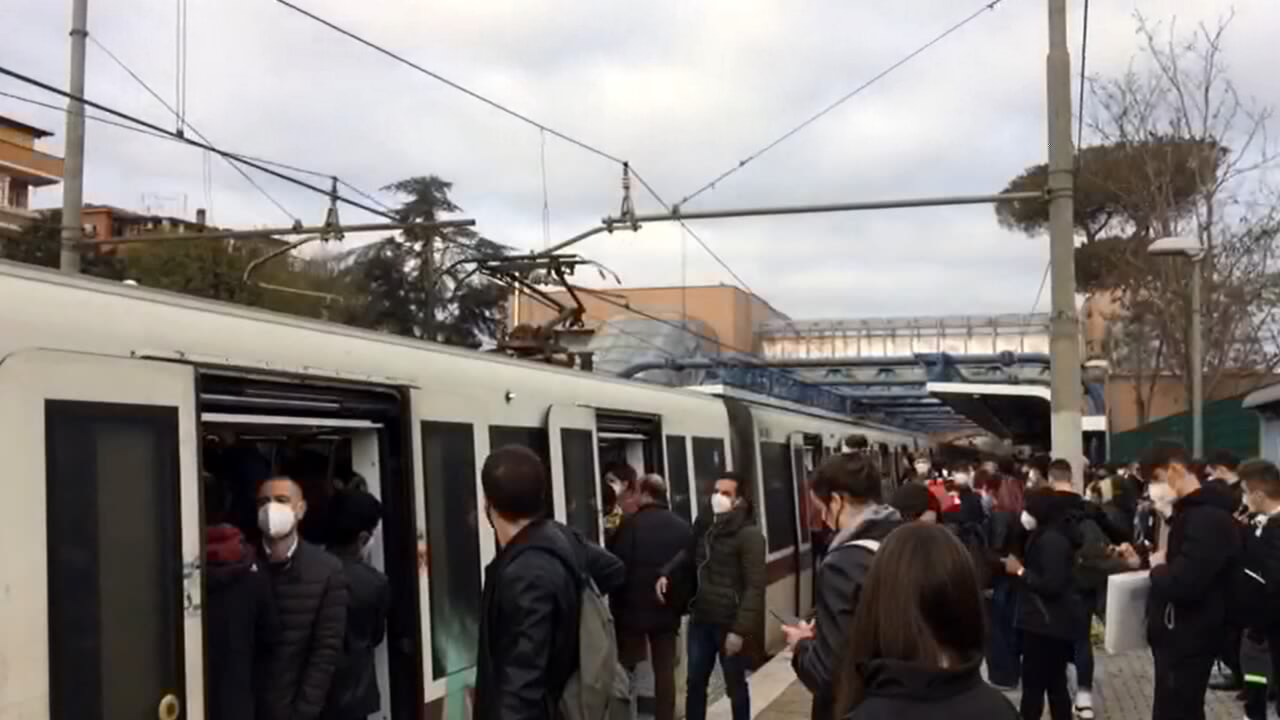 Roma Lido, altro guasto questa mattina. Pendolari ammassati e furiosi