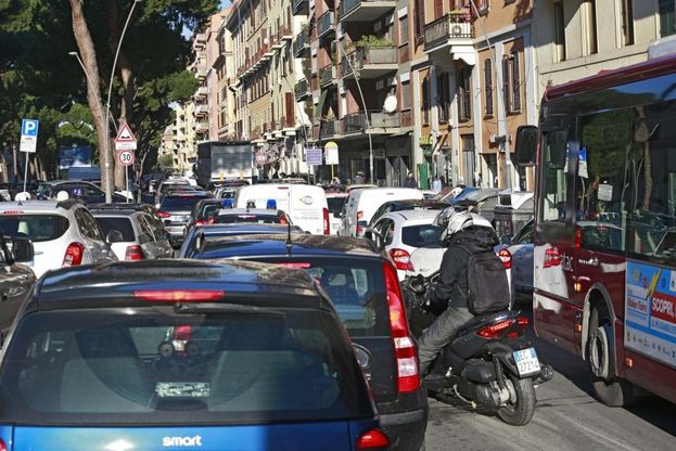 Nomentana inferno d’acciaio. Cadono i cavi del plantografo dei filobus, traffico impazzito