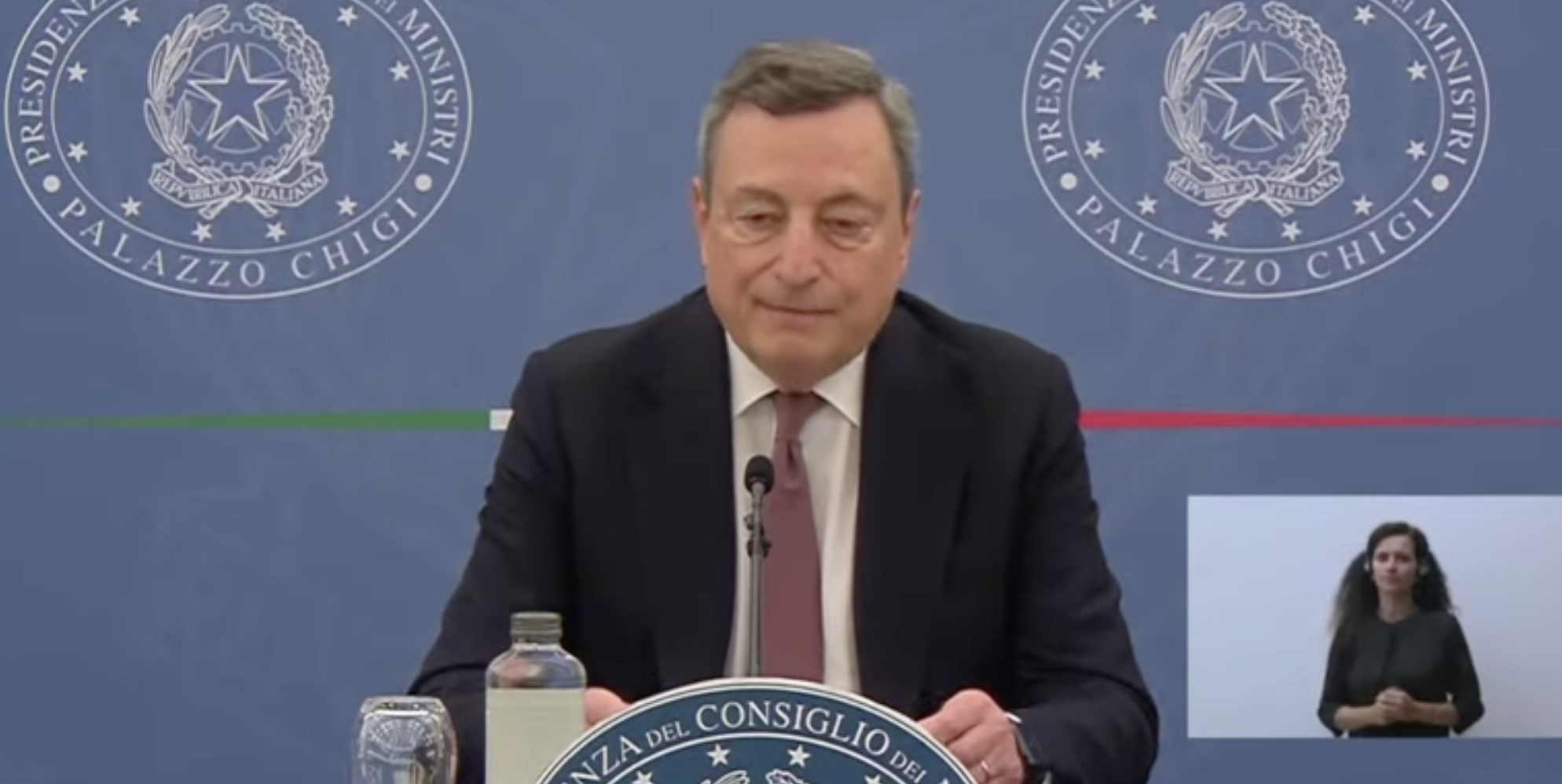 Draghi è positivo al Covid. Quando diceva: “I vaccinati non sono contagiosi” (video)