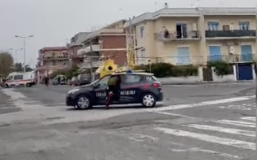 Tentata strage a Ladispoli, accoltella moglie e figlia adolescente poi tenta di uccidersi (video)