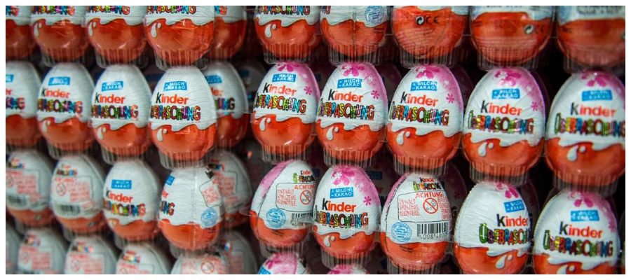 Bambino mangia un ovetto Kinder e viene ricoverato per salmonella: indagano i Nas