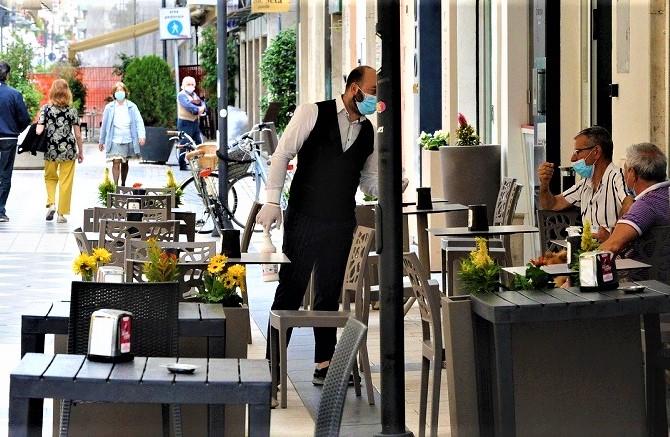 Suolo pubblico, è guerra in centro tra i tavolini dei locali e le automobii dei residenti