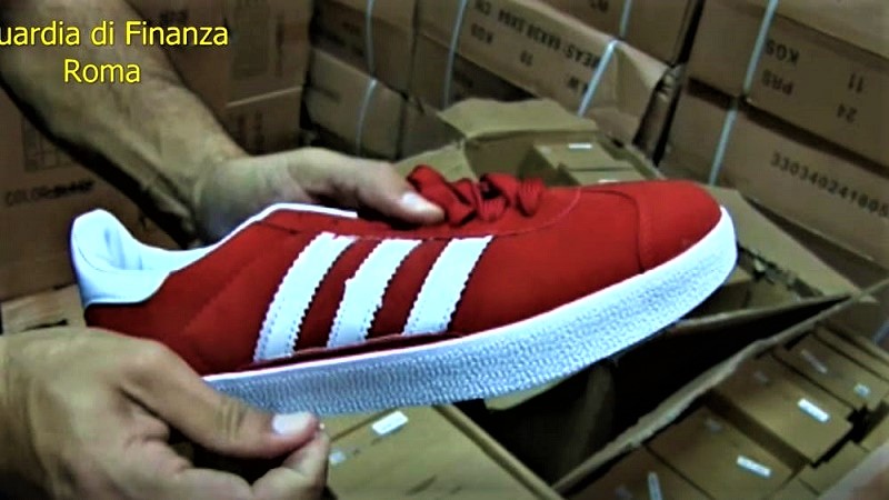 La Finanza scopre a Fiumicino un deposito di 40 mila scarpe di marca contraffatte. Da dove venivano?