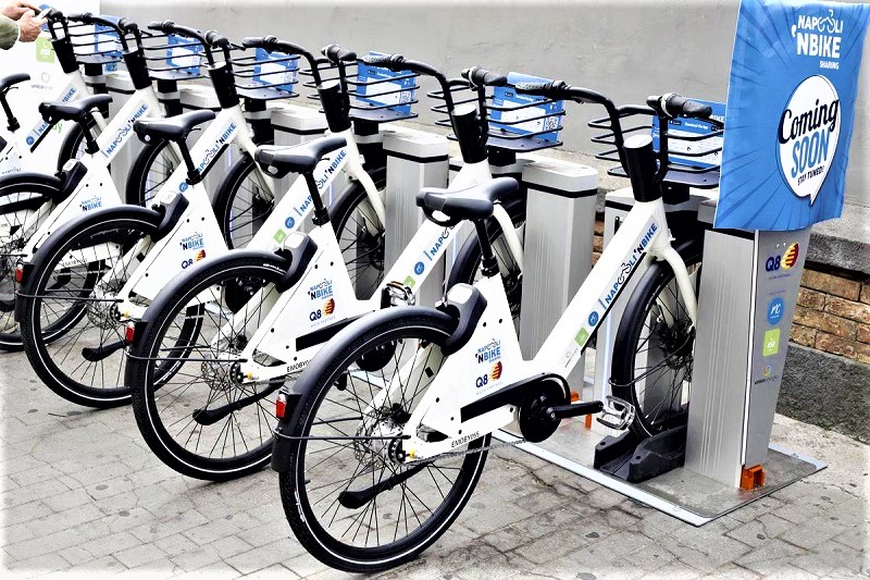 Roma, stop di un mese ai servizi in sharing di bici e monopattini: “Troppe multe”