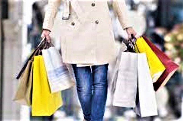 Shopping e parrucchiere anziché lavoro: beccati dipendenti regionali dalla Guardia di Finanza