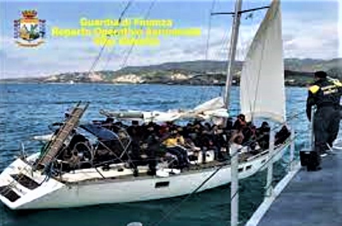 clandestini barca a vela (2)
