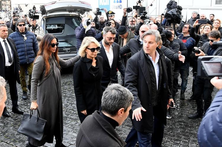 Migliaia di persone a piazza del Popolo hanno salutato Maurizio Costanzo