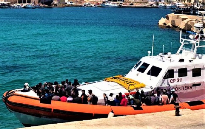 lampedusa clandestini hotspot (2)