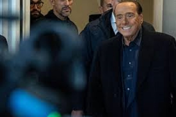 berlusconi sorridente